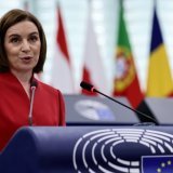 En défendant les élections du 28 septembre contre la mainmise de Moscou, "nous protégeons non seulement la Moldavie, mais aussi la sécurité et la stabilité régionale", a lancé la présidente moldave Maia Sandu à la tribune du parlement européen. KEYSTONE/EPA/RONALD WITTEK